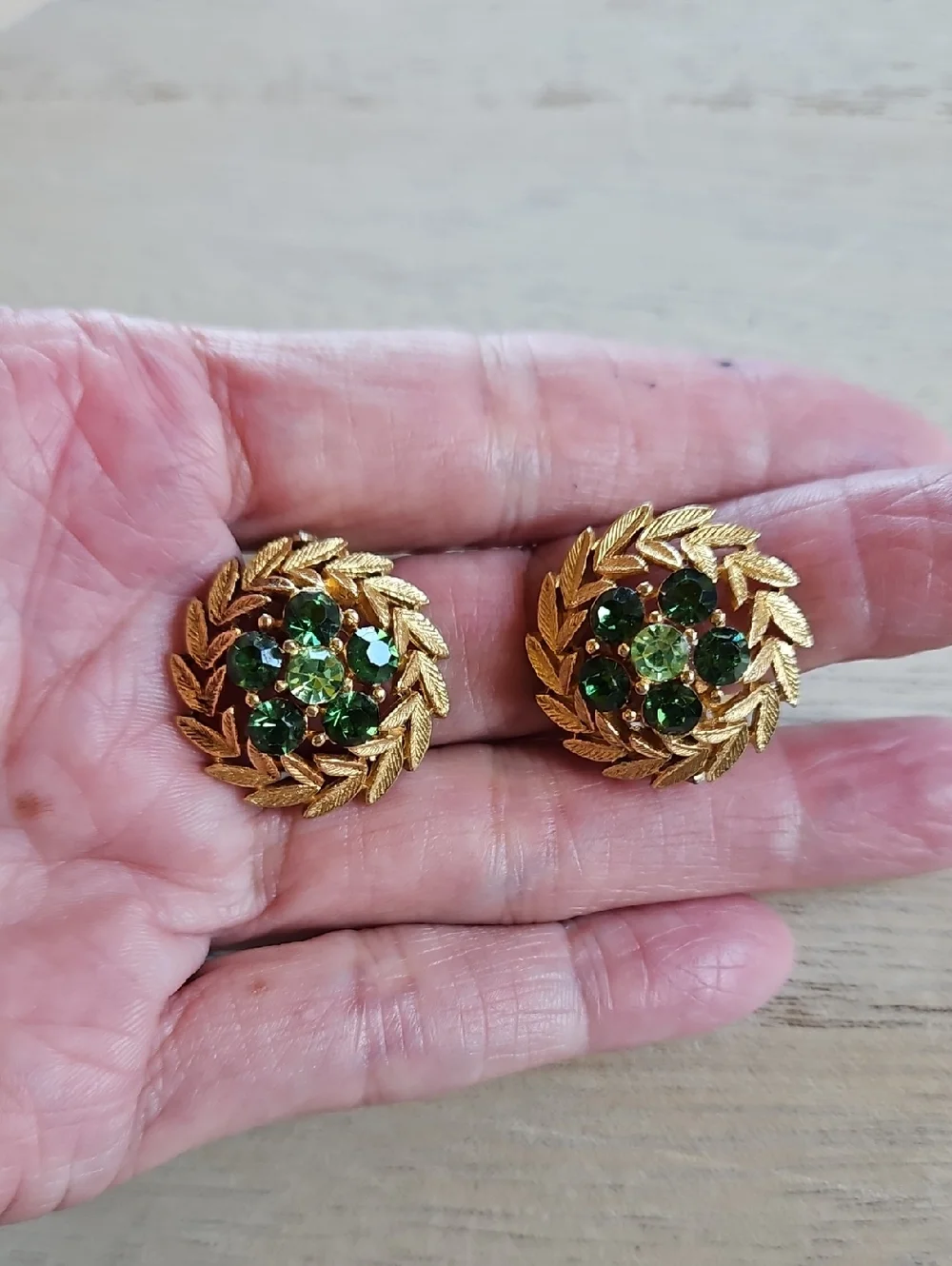Green Rhinestones Laurel Leaves Wreath Clip On Vintage Earrings Gold Tone - Picture 3 of 4